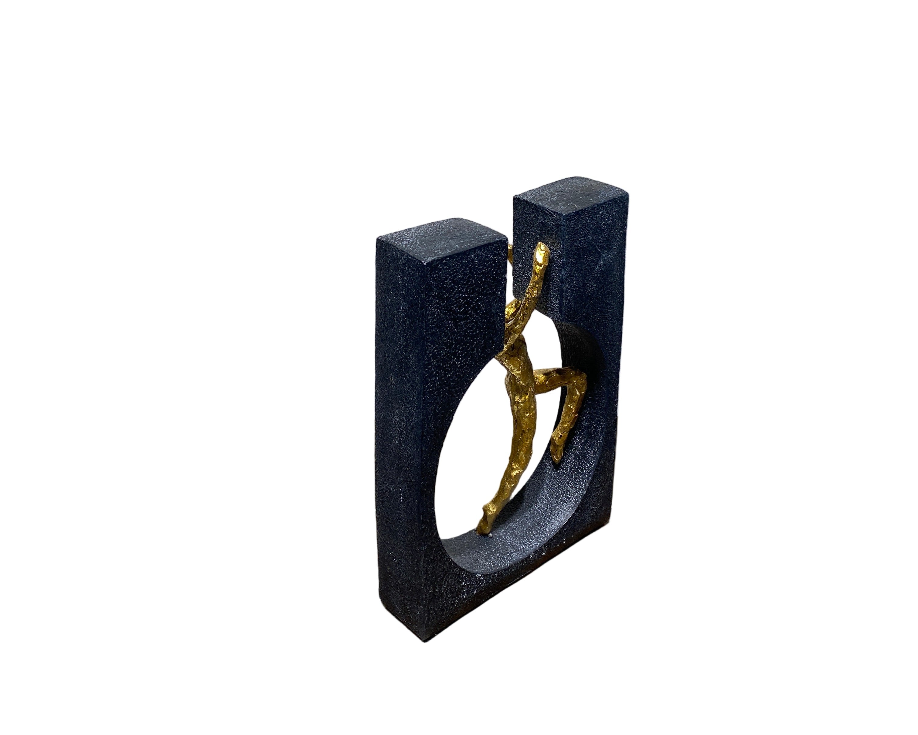 Escultura escalador dorado