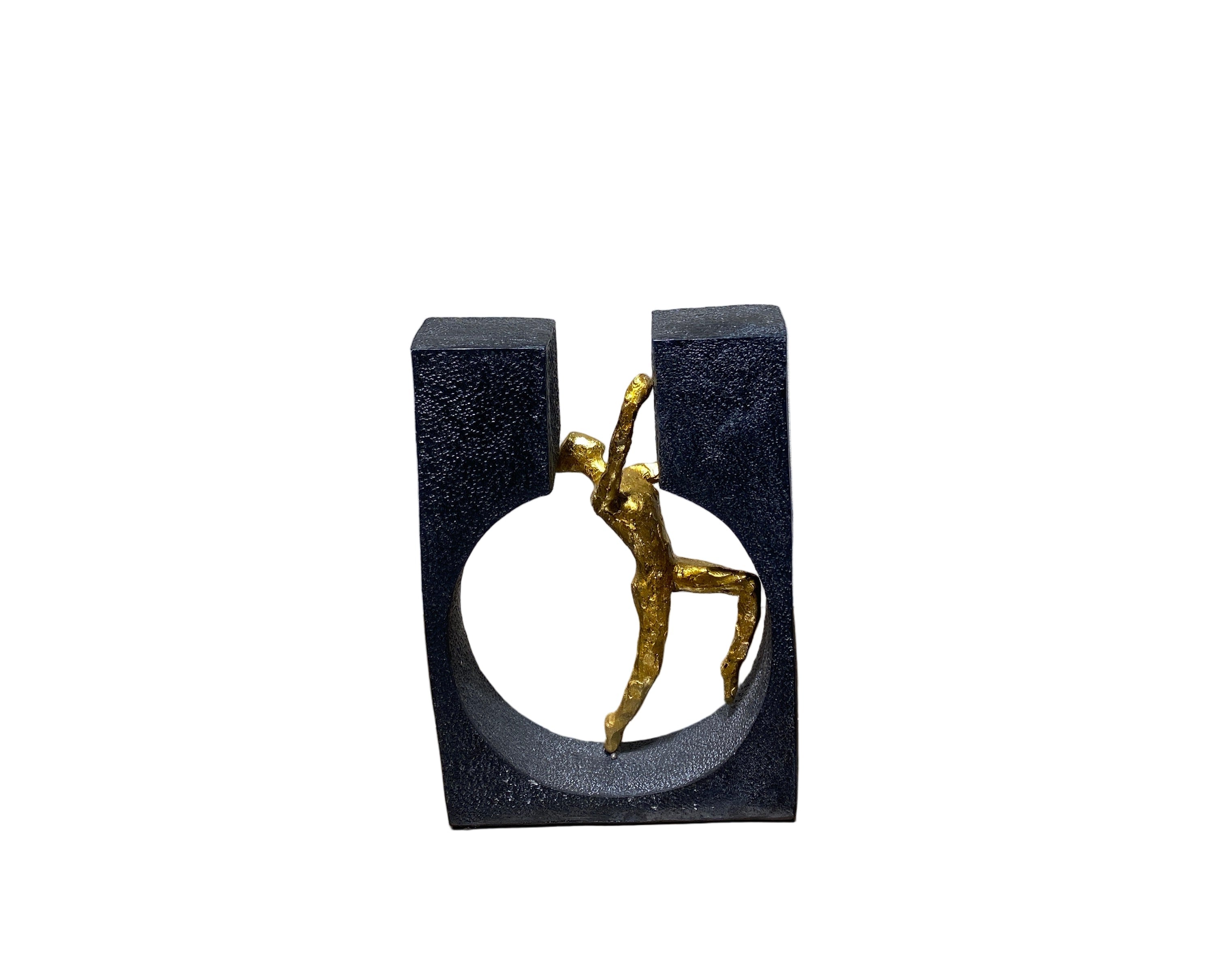 Escultura escalador dorado