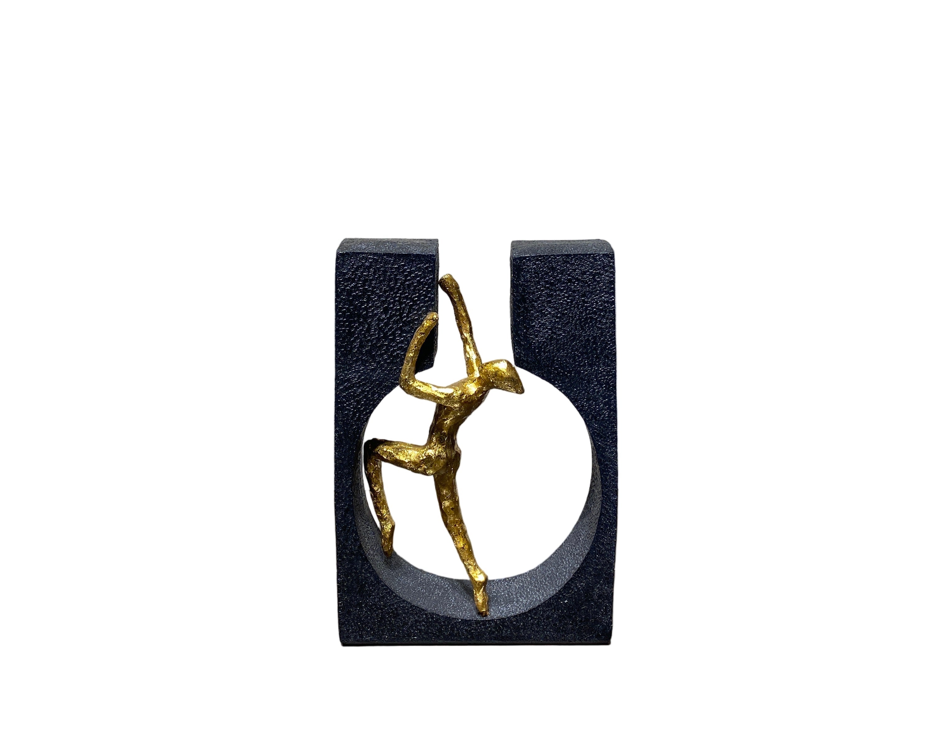 Escultura escalador dorado