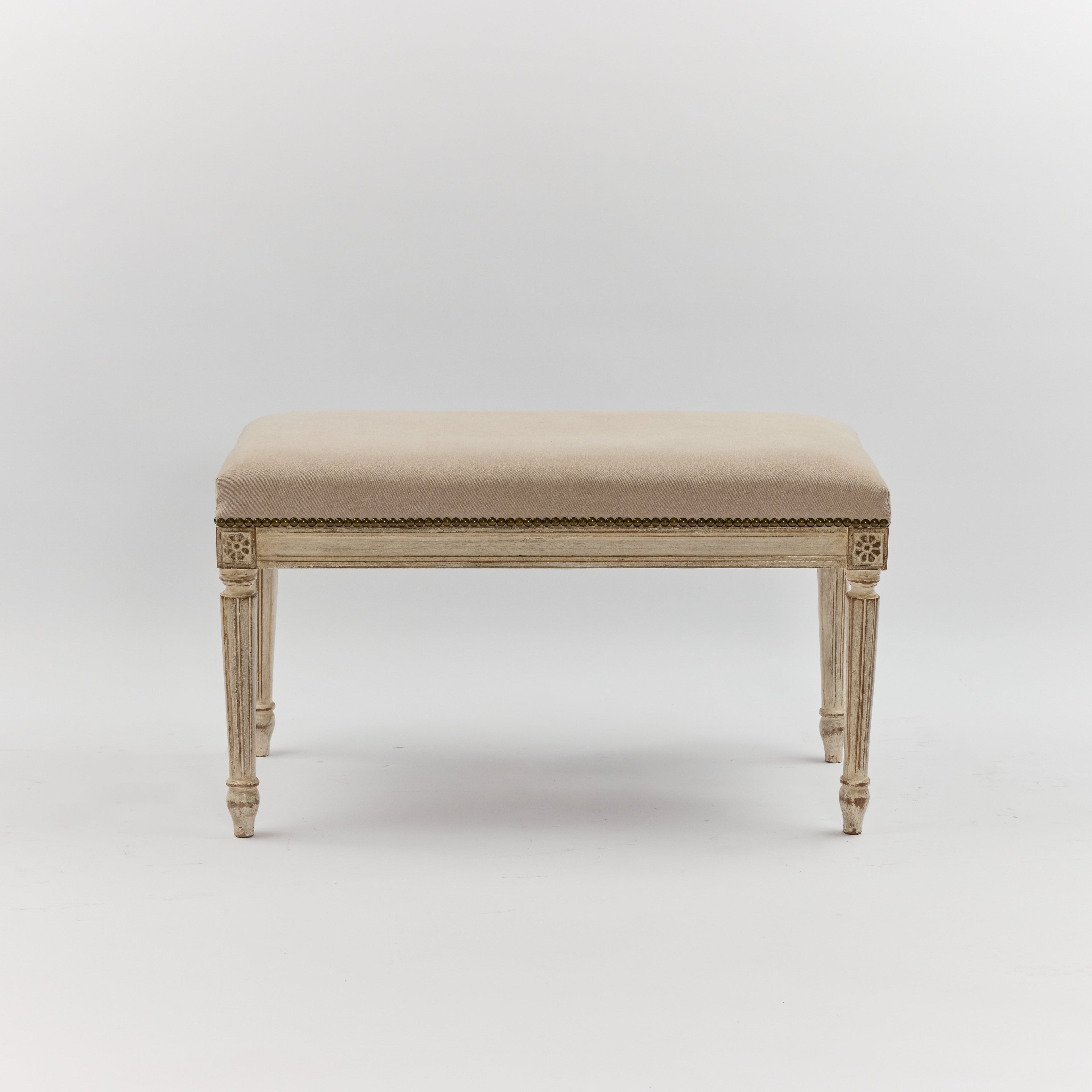 Banqueta tallada envejecida